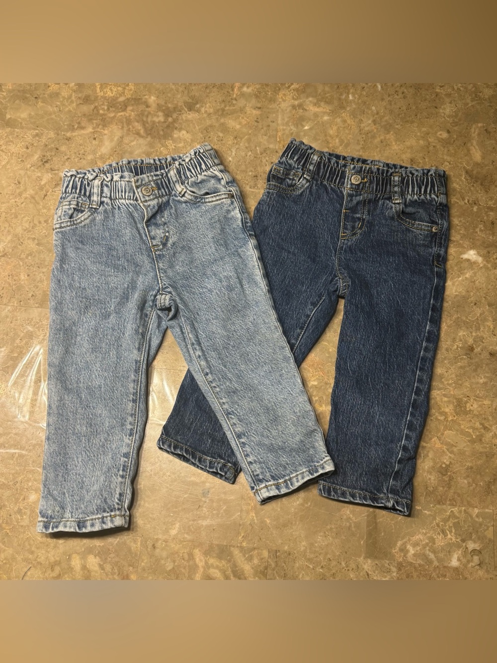 Cat & Jack baby girl denim jeans 
Size 2T
Both included
Like new
Stretchy waist